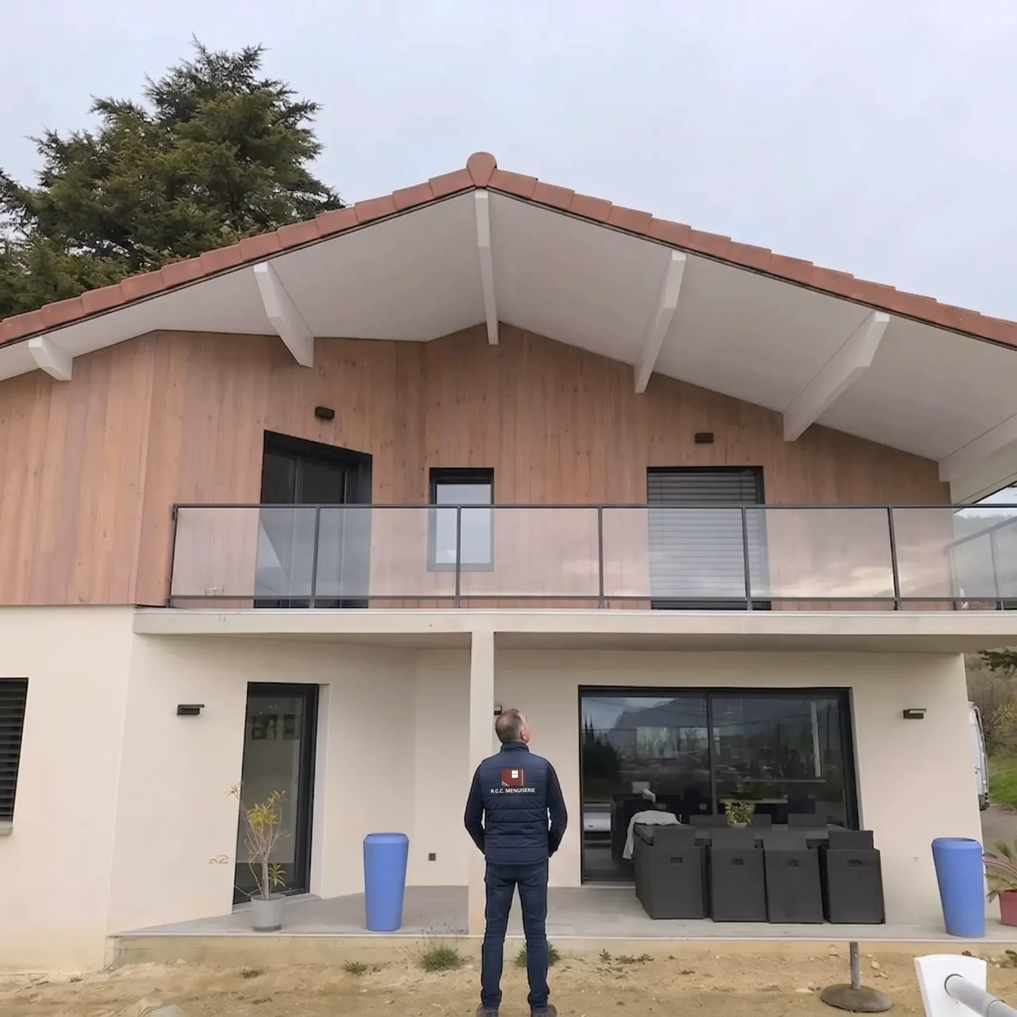 Lionel sur un chantier — maison avec menuiseries posées par RGC