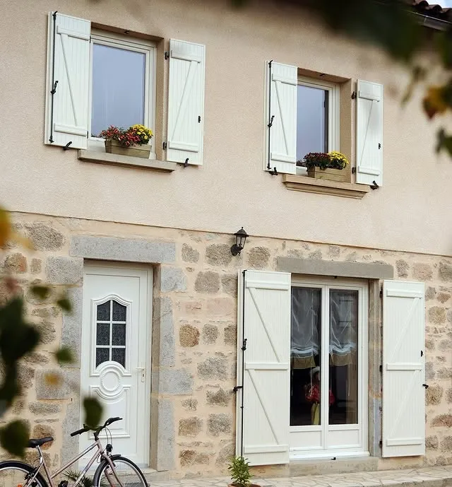 Fenêtres PVC & volets battants — maison en pierre, Charnècles
