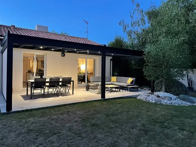 Pergola adossée avec éclairage LED — Voiron
