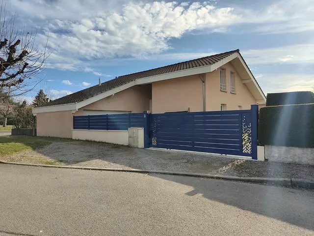 Portail & clôture aluminium laqué — Charnècles