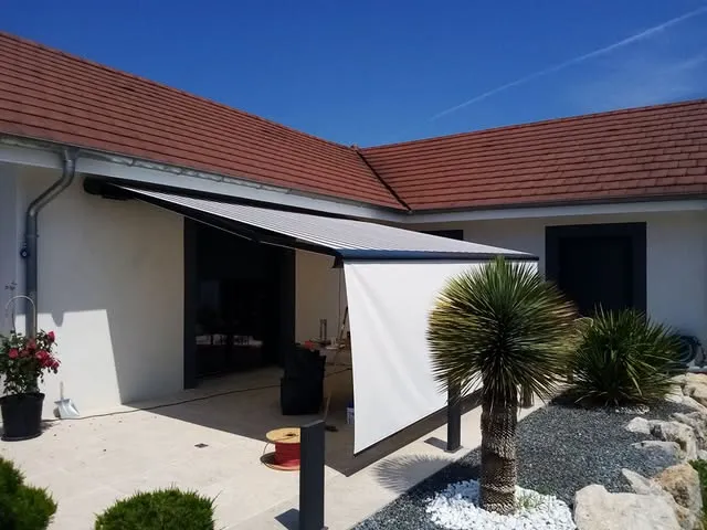 Store banne avec lambrequin déroulant — Rives