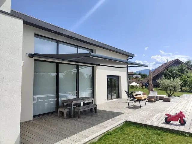 Store banne sur terrasse bois — Saint-Jean-de-Moirans