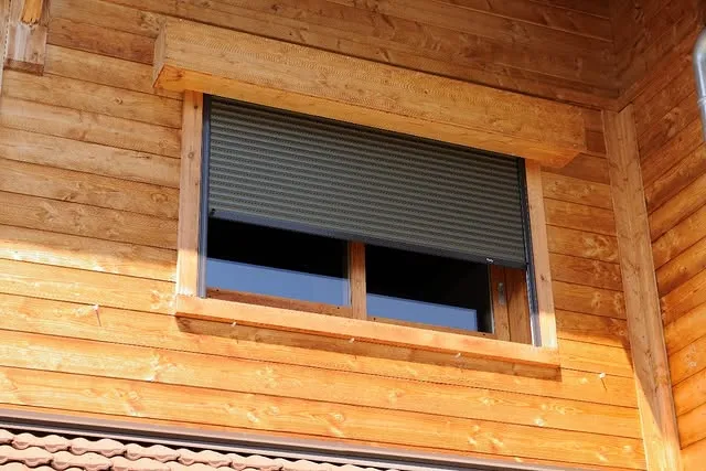 Volet roulant sur chalet bois — Saint-Étienne-de-Crossey
