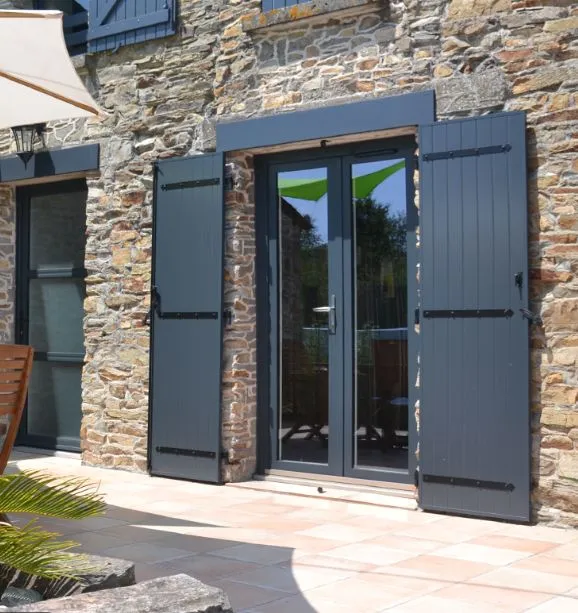 Volets battants alu — façade Coublevie